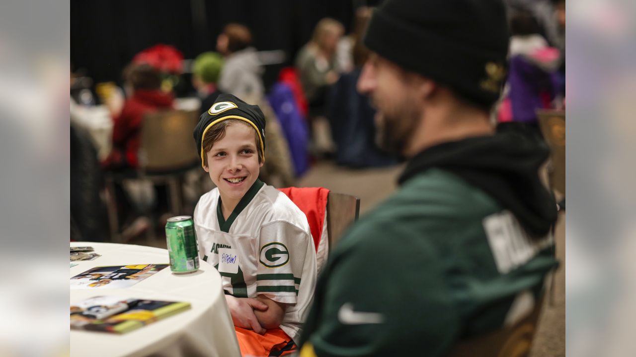 Aaron Rodgers brings holiday cheer to Green Bay kids