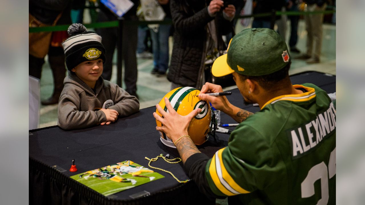 Jaire Alexander of the Green Bay Packers signs autographs during News  Photo - Getty Images