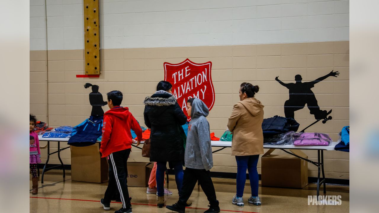 Billy Turner donates 700 coats to families in Green Bay and Minnesota