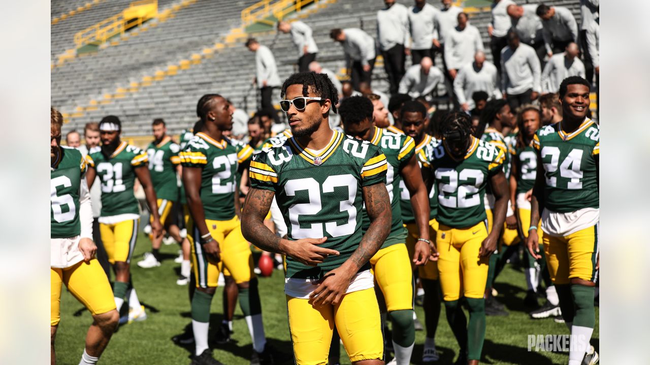 Behind the scenes: Packers take 2022 team photo inside Lambeau Field