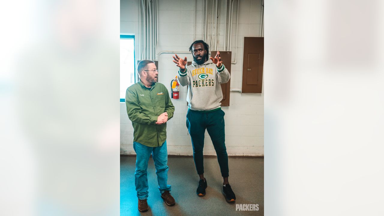 IMAGE DISTRIBUTED FOR CAMPBELL'S CHUNKY - Green Bay Packers linebacker  De'Vondre Campbell greets a visitor at Paul's Pantry in Green Bay,  Wisconsin on Tuesday, Oct. 18, 2022. De'Vondre, the Packers and Chunky