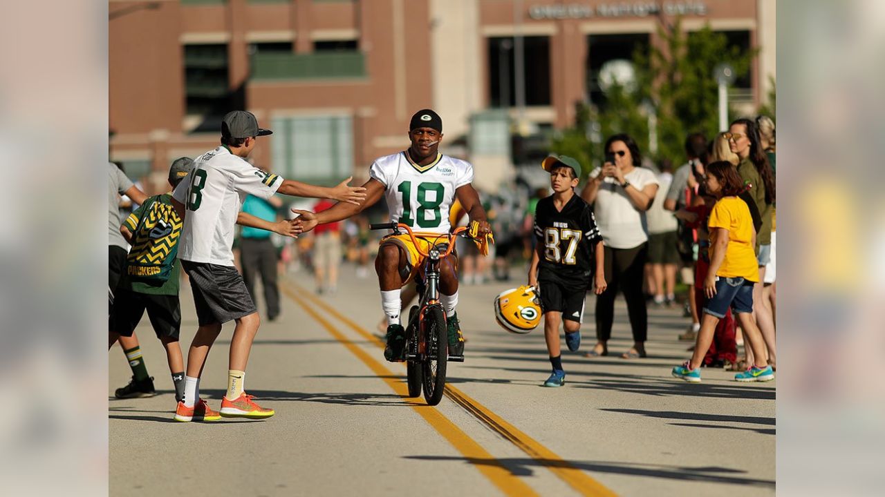 Green Bay Packers 2022 training camp gets rolling with bike tradition