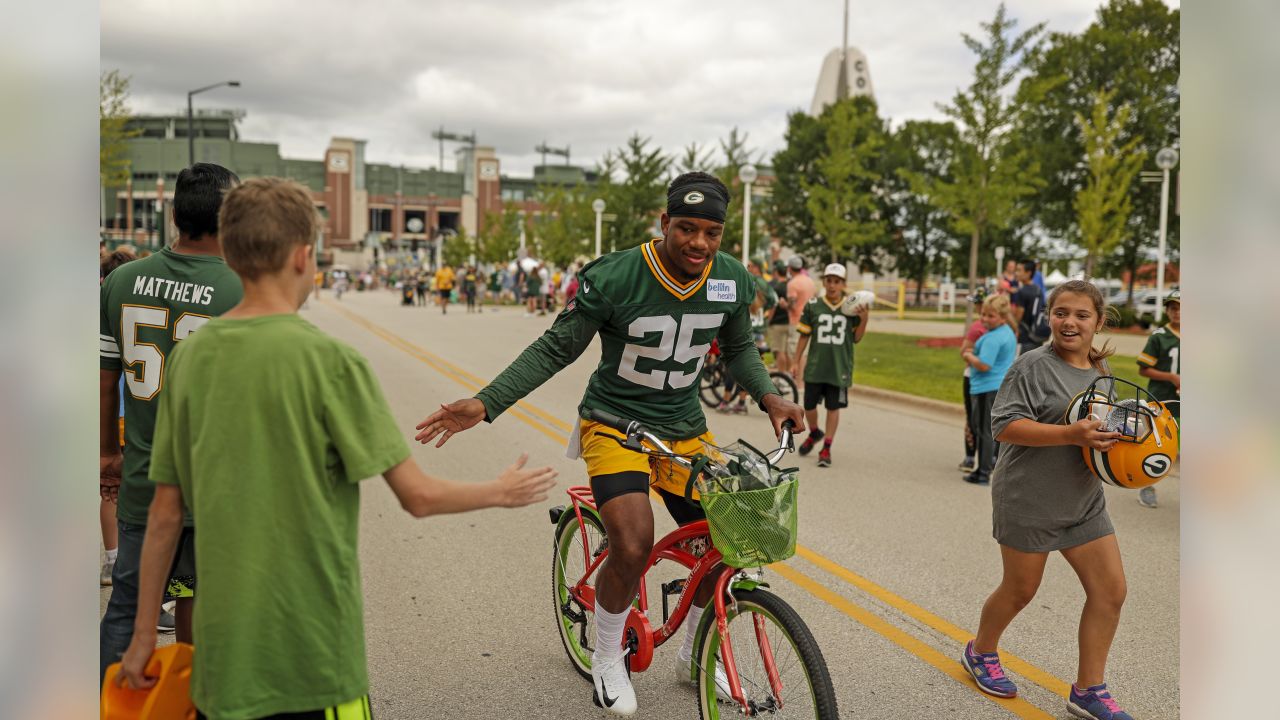 Photos: Packers bike to work Friday