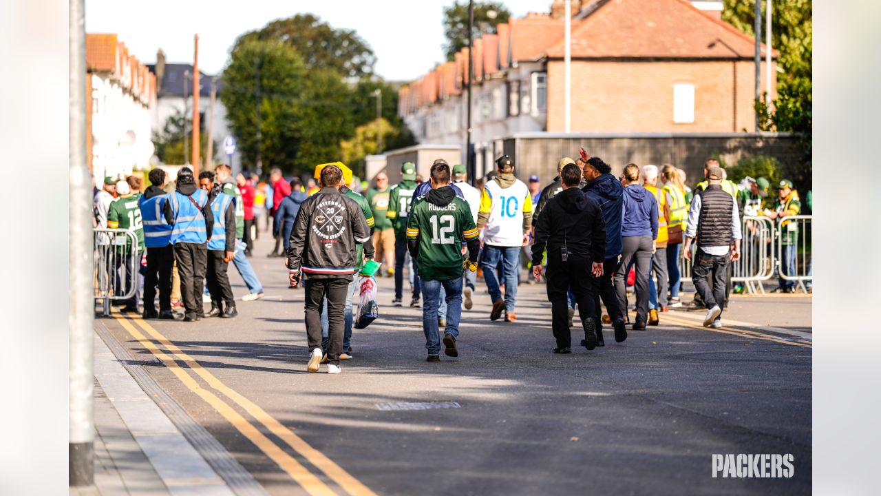 Arrival Photos: Packers walk into Tottenham Hotspur Stadium for