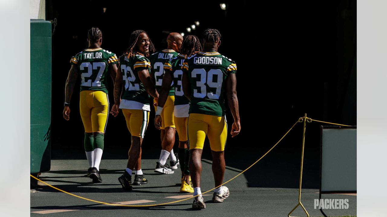 Behind the scenes: Packers take 2022 team photo inside Lambeau Field