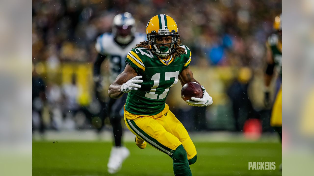 Davante Adams plays Santa, gives teammates Air Jordans for Christmas