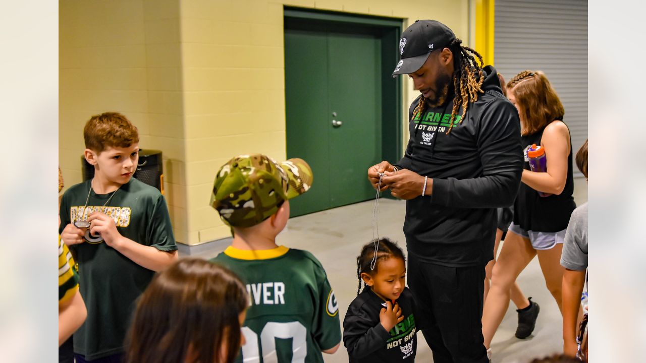 Military families meet Packers' Jones, shop for free at Ashwaubenon store