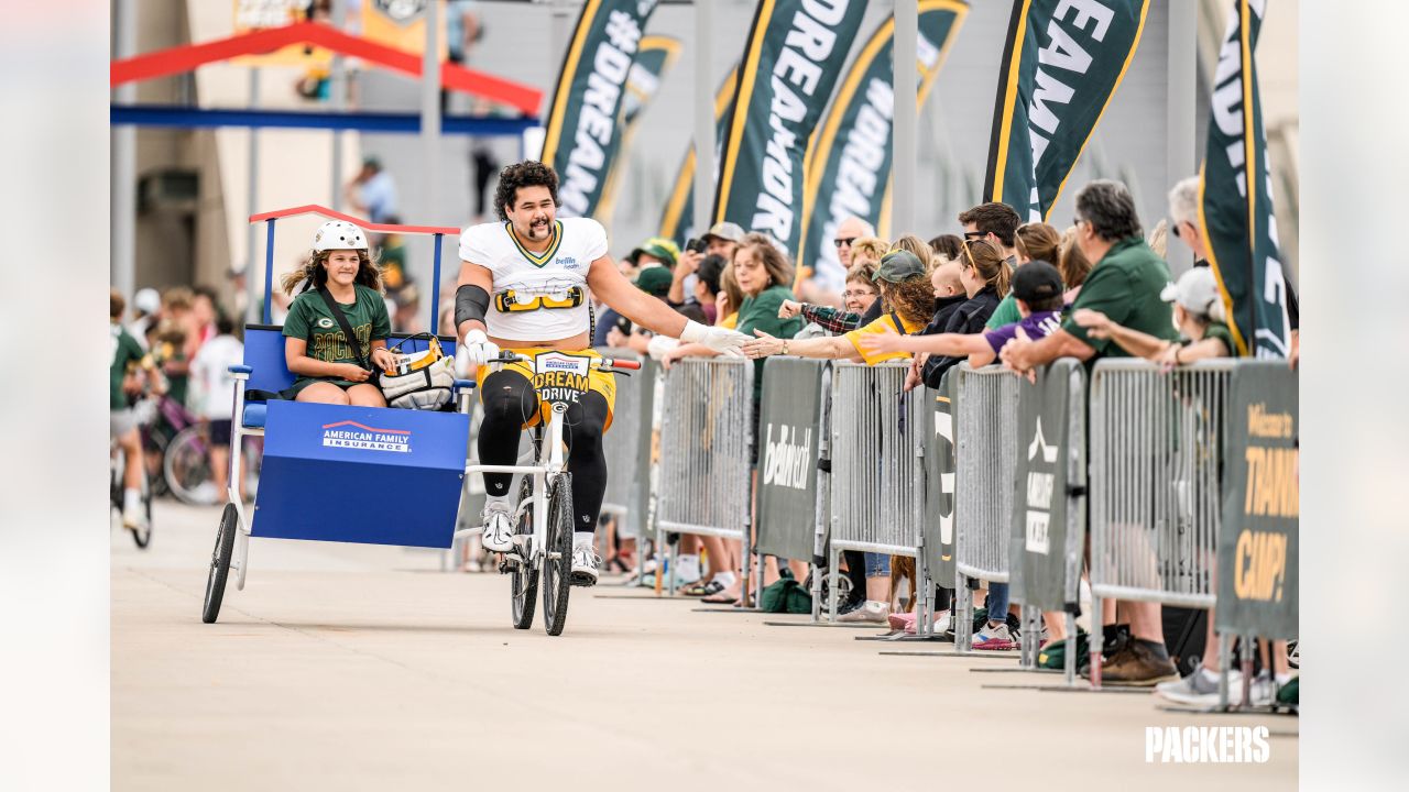 Photos: Packers ride in style to training camp practice at Ray