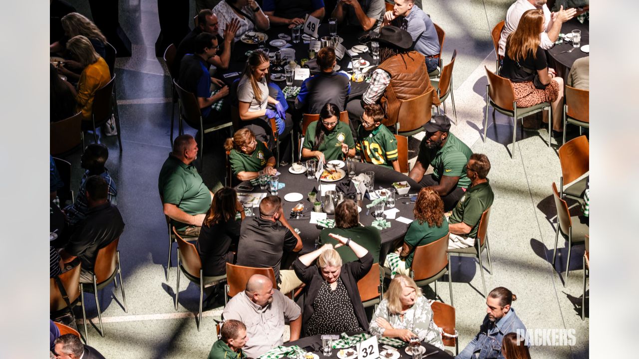 Aaron Rodgers breaks out Canadian tuxedo once again for Packers lunch