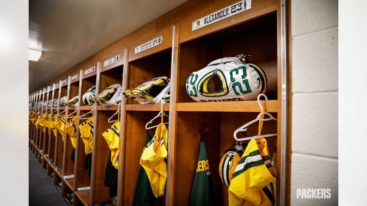 Details in Detroit: Packers' equipment staff prepares uniforms for Lions  game