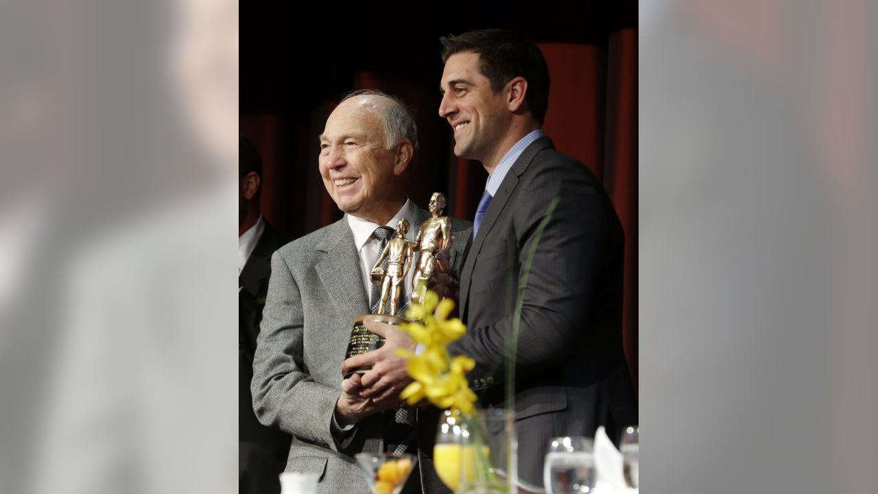 Aaron Rodgers accepts Bart Starr Award at Super Bowl Breakfast