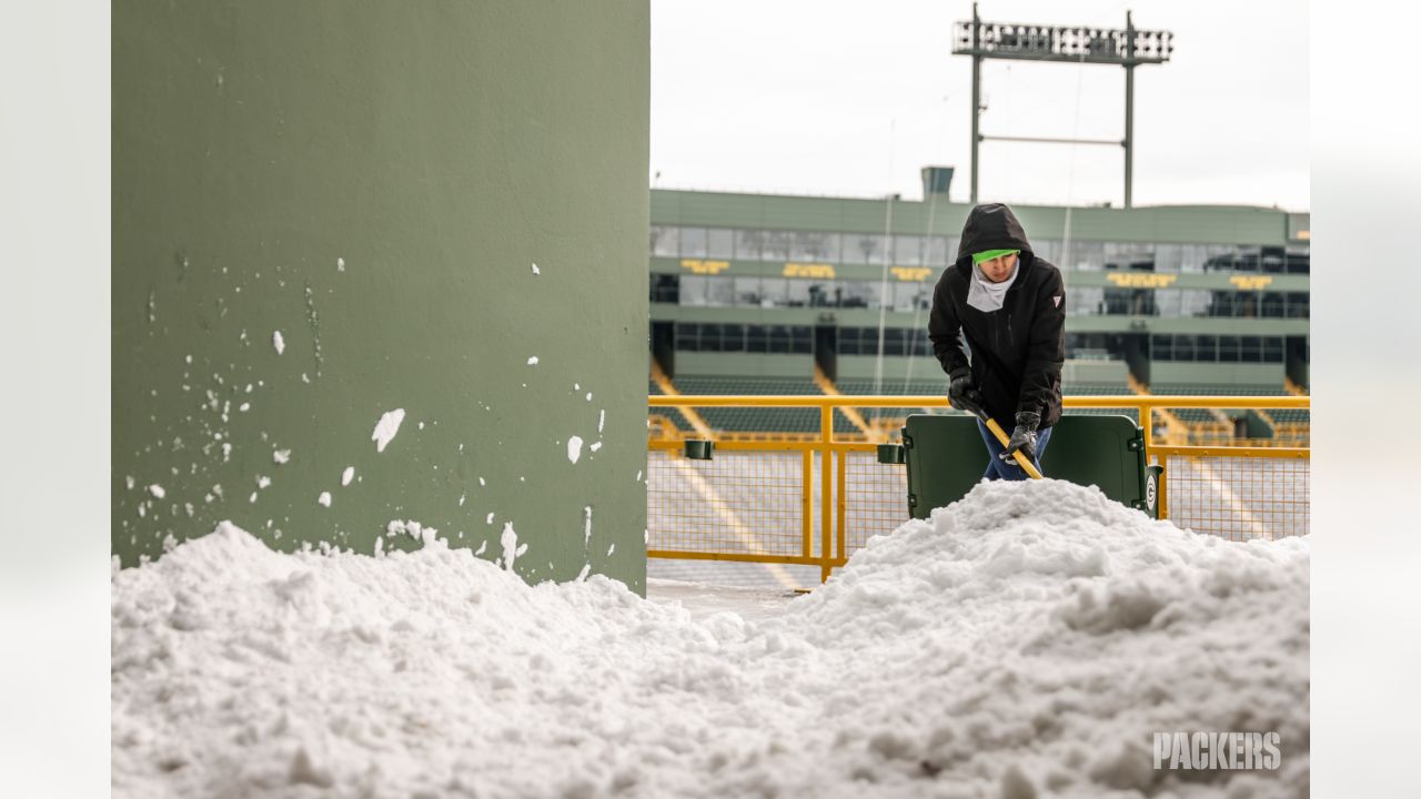 Photos: Packers fans remove snow from Lambeau Field ahead of Week