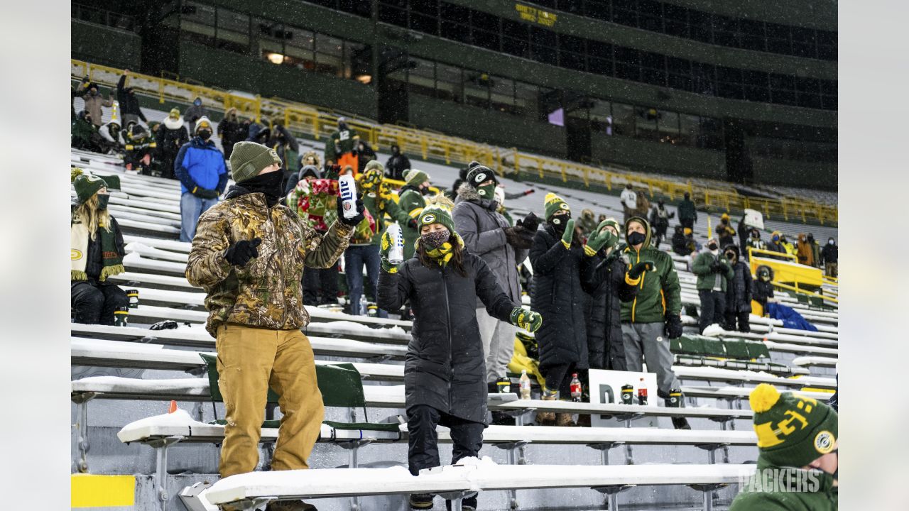 LIVE BLOG: Packers defeat Titans 40-14 at snowy Lambeau Field