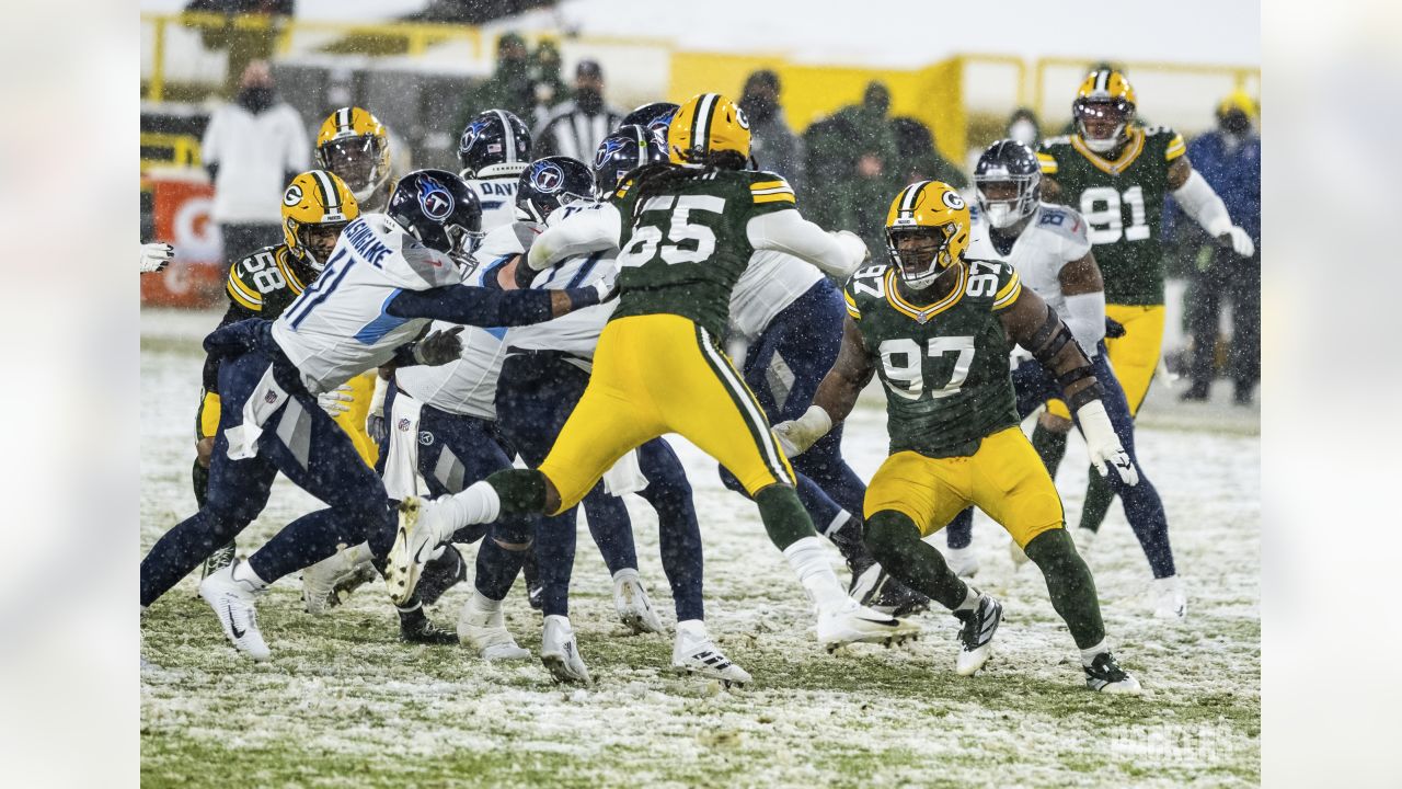 LIVE BLOG: Packers defeat Titans 40-14 at snowy Lambeau Field