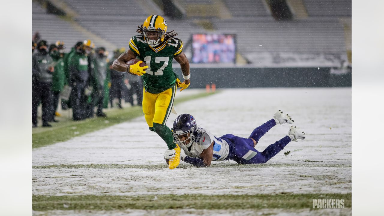 Green Bay Packers vs. Tennessee Titans. NFL Game. American Football League  match. Silhouette of professional player celebrate touch down. Screen in ba  Stock Photo - Alamy