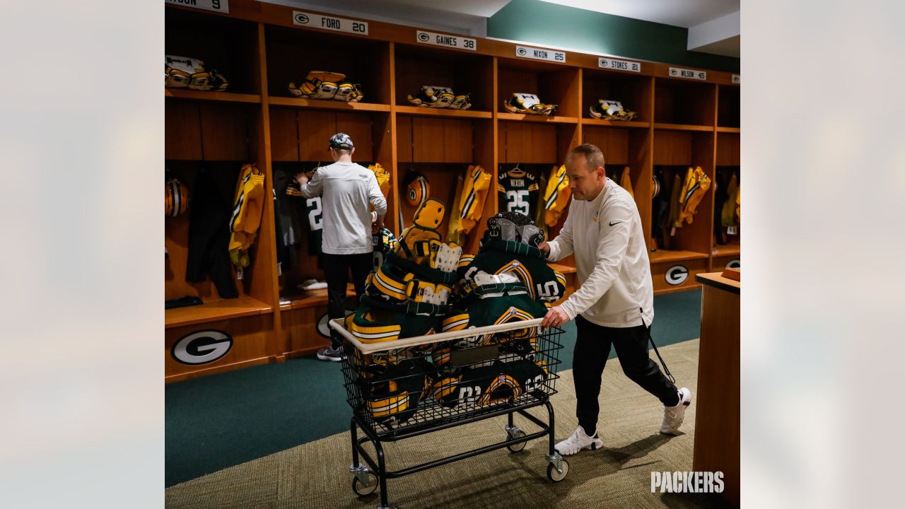 Behind-the-scenes look inside the Packers' locker room before Vikings game