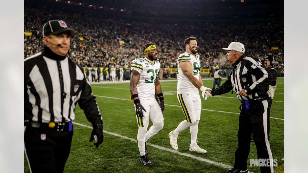 How  Prime's 'TNF' studio crew stayed warm during Titans-Packers at  Lambeau Field