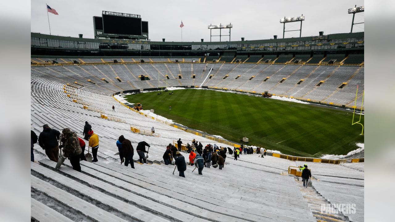 The MetLife Stadium field crew had a busy day shoveling snow at the Packers-Giants  game