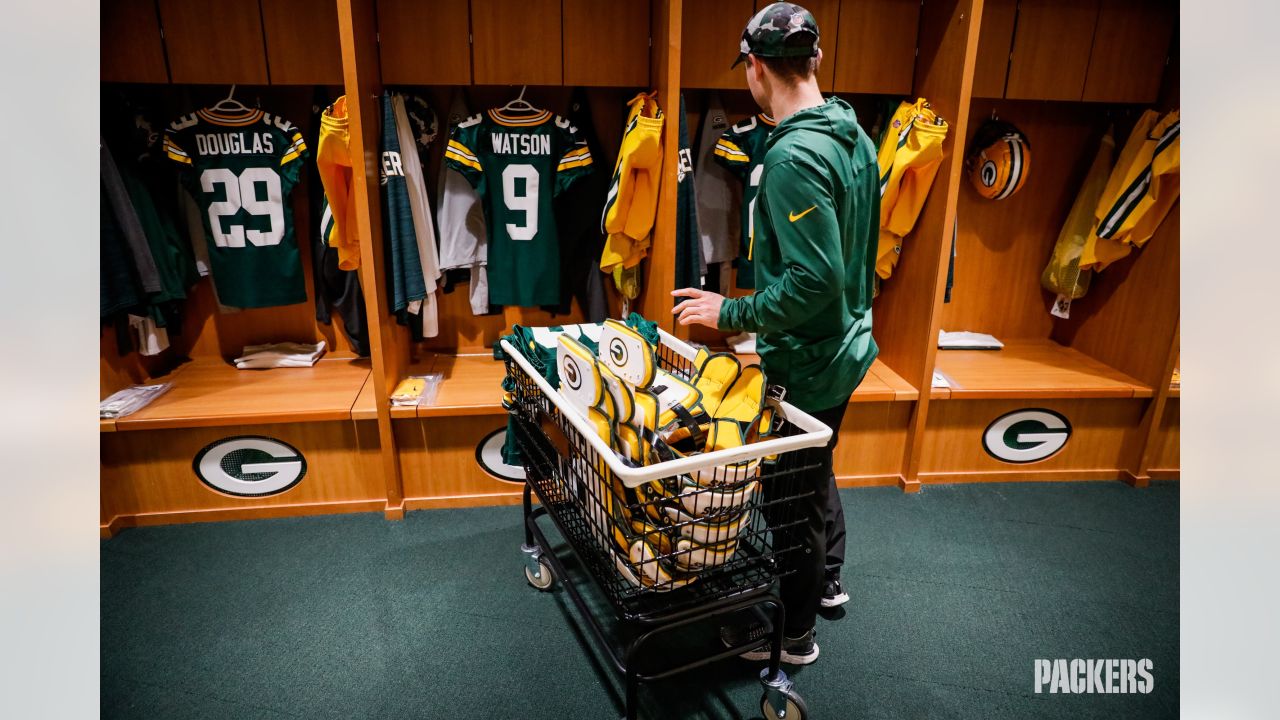 Behind-the-scenes look inside the Packers' locker room before Vikings game