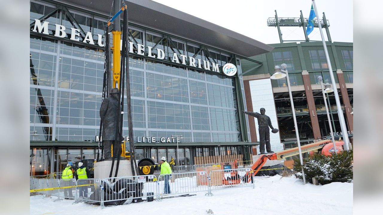 Statues of Lambeau, Lombardi bring Packers fans from far and wide