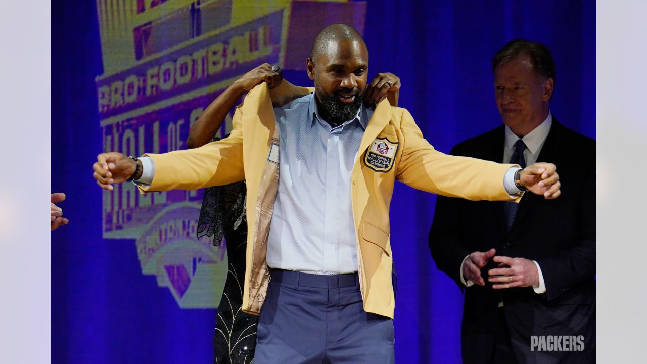 Charles Woodson receives his Pro Football Hall of Fame gold jacket