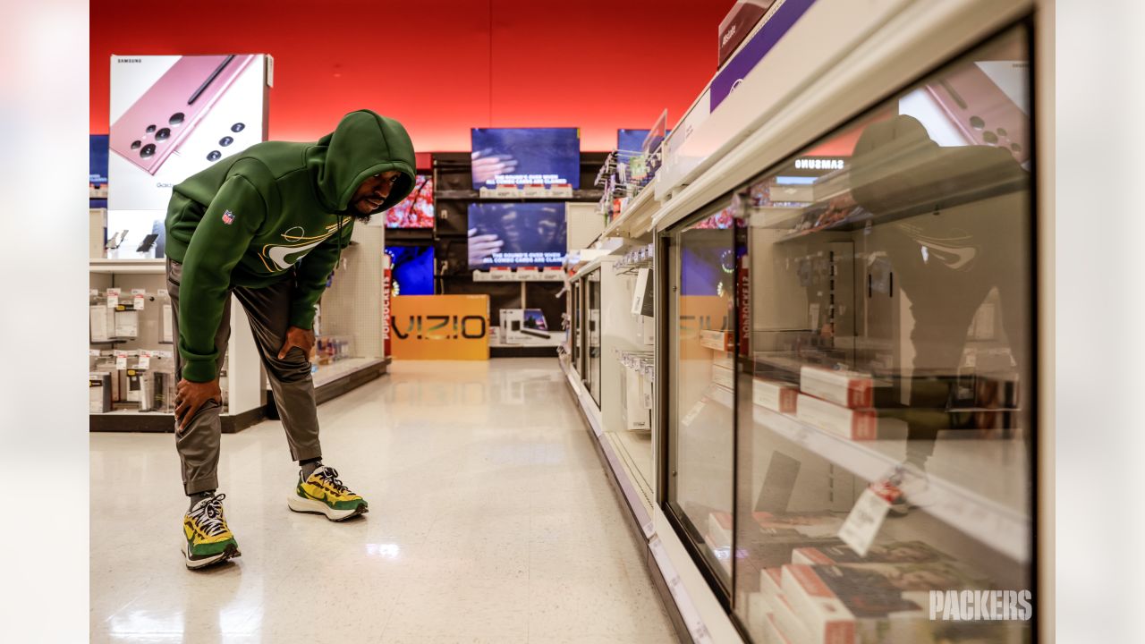 Photos: Tariq Carpenter and teammates host shopping spree for Boys