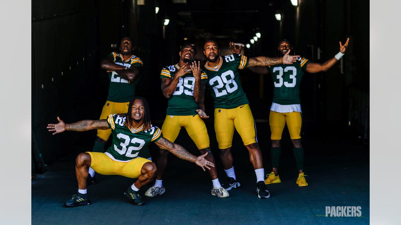 Behind the scenes: Packers take 2022 team photo inside Lambeau Field