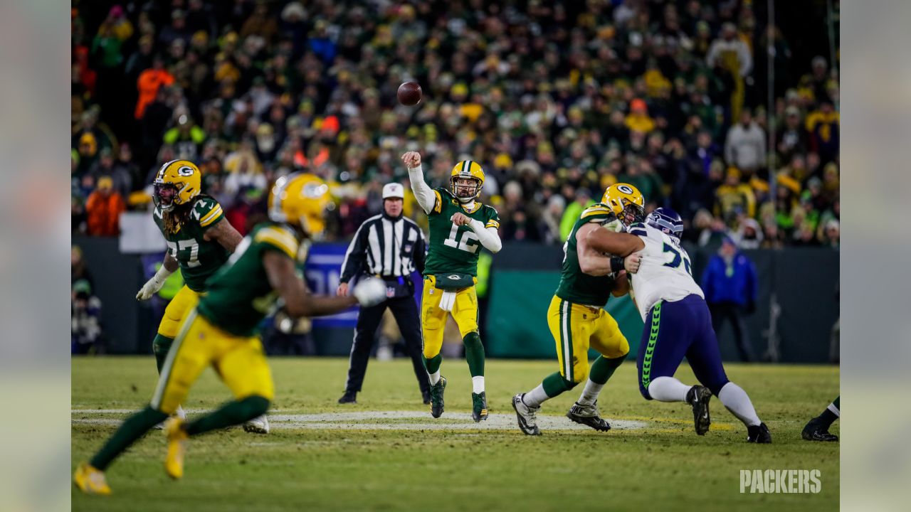 Marshawn Lynch pops into Packers locker room for jersey exchange with Aaron  Rodgers