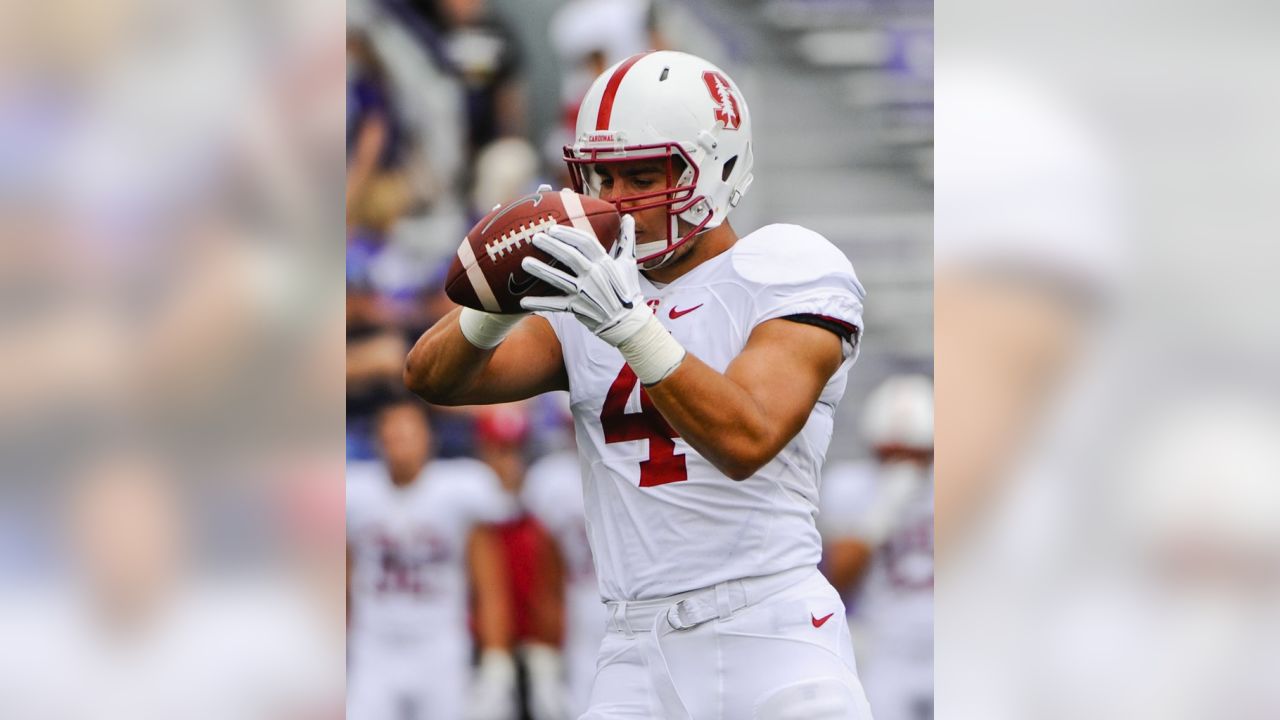 Blake Martinez signs contract in home gym he built with his father