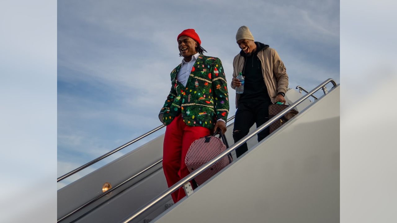 Packers wear Christmas suits to North Carolina