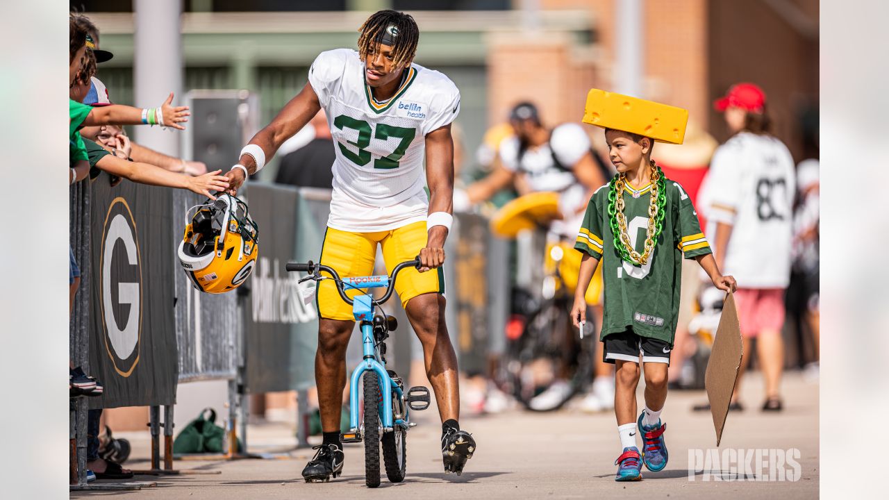 Photos: Players & fans continue bike tradition en route to joint practice  with Patriots