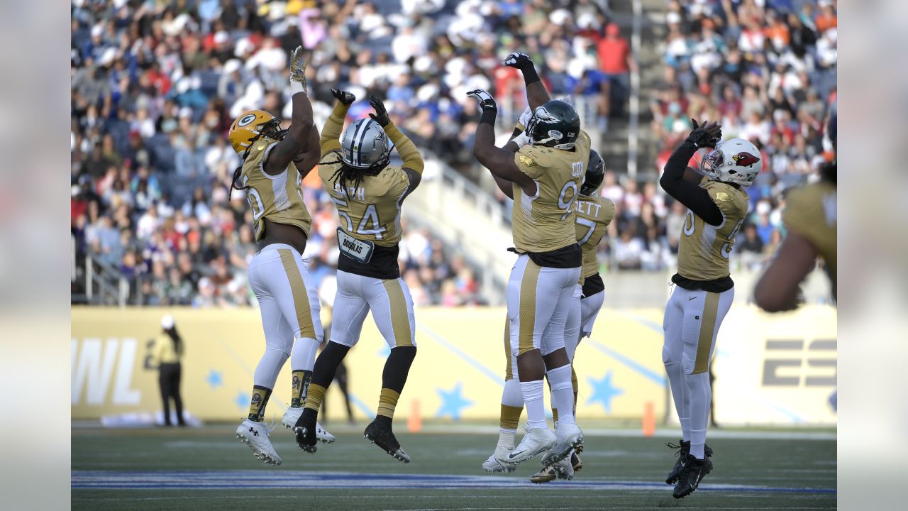 Za'Darius Smith, Davante Adams & Kenny Clark sign autographs at Pro Bowl  practice