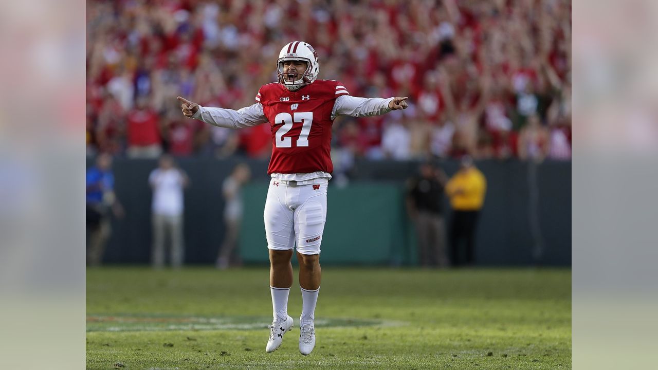 Football: Wisconsin's love for football showcased by historic game at  Lambeau · The Badger Herald