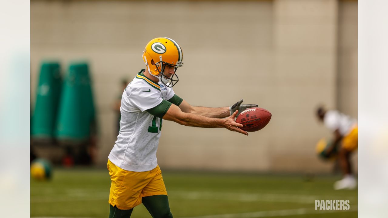 Green Bay Packers' Mason Crosby (2) and Pat O'Donnell (16