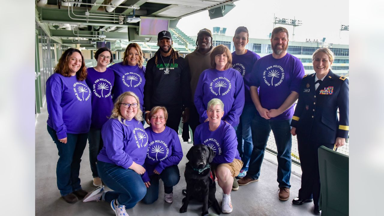 Military families meet Packers' Jones, shop for free at Ashwaubenon store