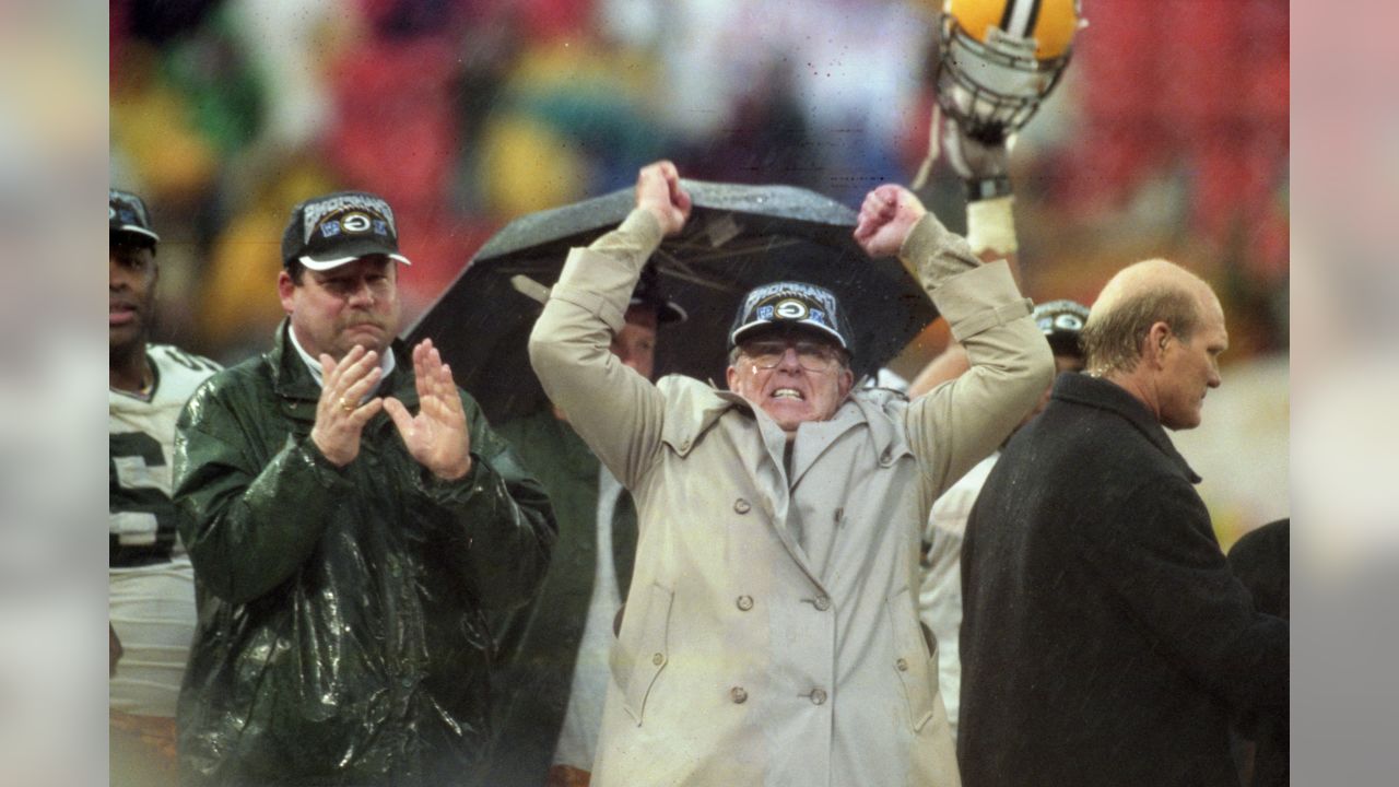 January 11, 1997 Green Bay Packers wide receiver Antonio Freeman #86 runs  up field during the 1997 NFC Championship Game between the Green Bay Packers  and the San Francisco 49ers at Candlestick