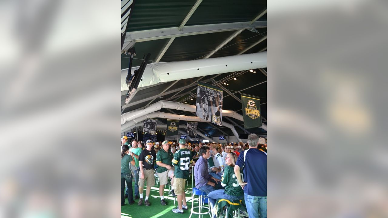 Fans in the Tundra Tailgate Zone