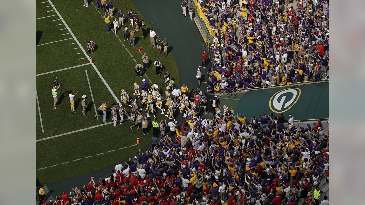 Football: Wisconsin's love for football showcased by historic game at  Lambeau · The Badger Herald