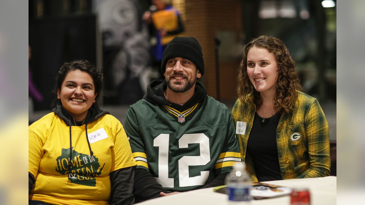 Aaron Rodgers brings holiday cheer to Green Bay kids