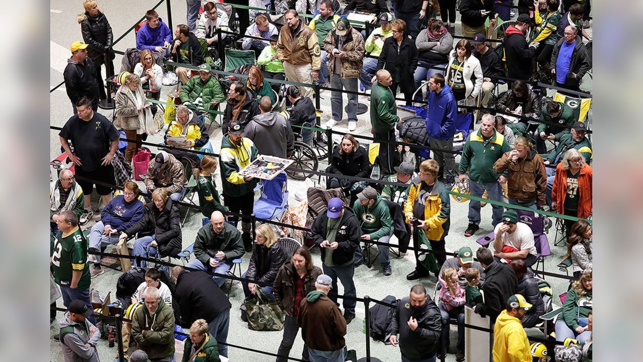 Aaron Rodgers signs autographs for donations to Salvation Army