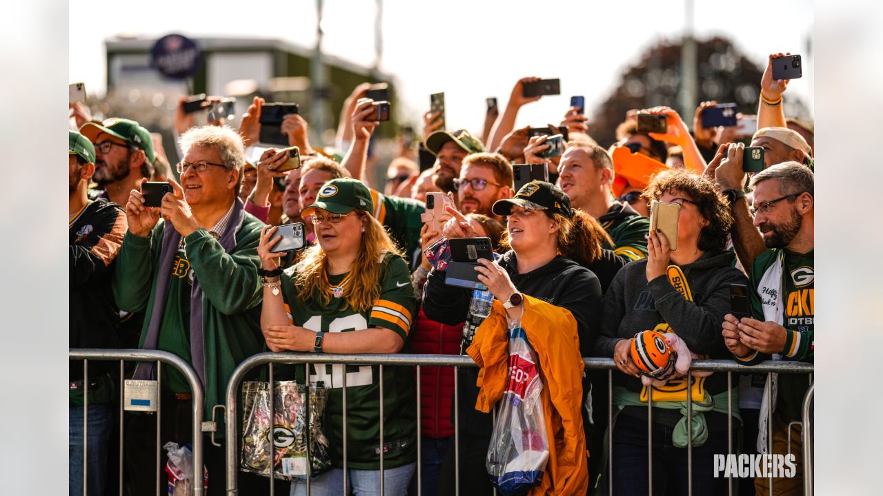 Arrival Photos: Packers walk into Tottenham Hotspur Stadium for