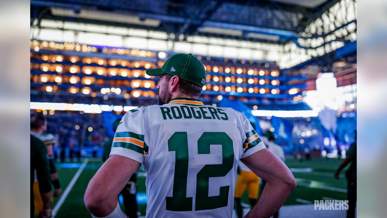 Marshawn Lynch pops into Packers locker room for jersey exchange with Aaron  Rodgers