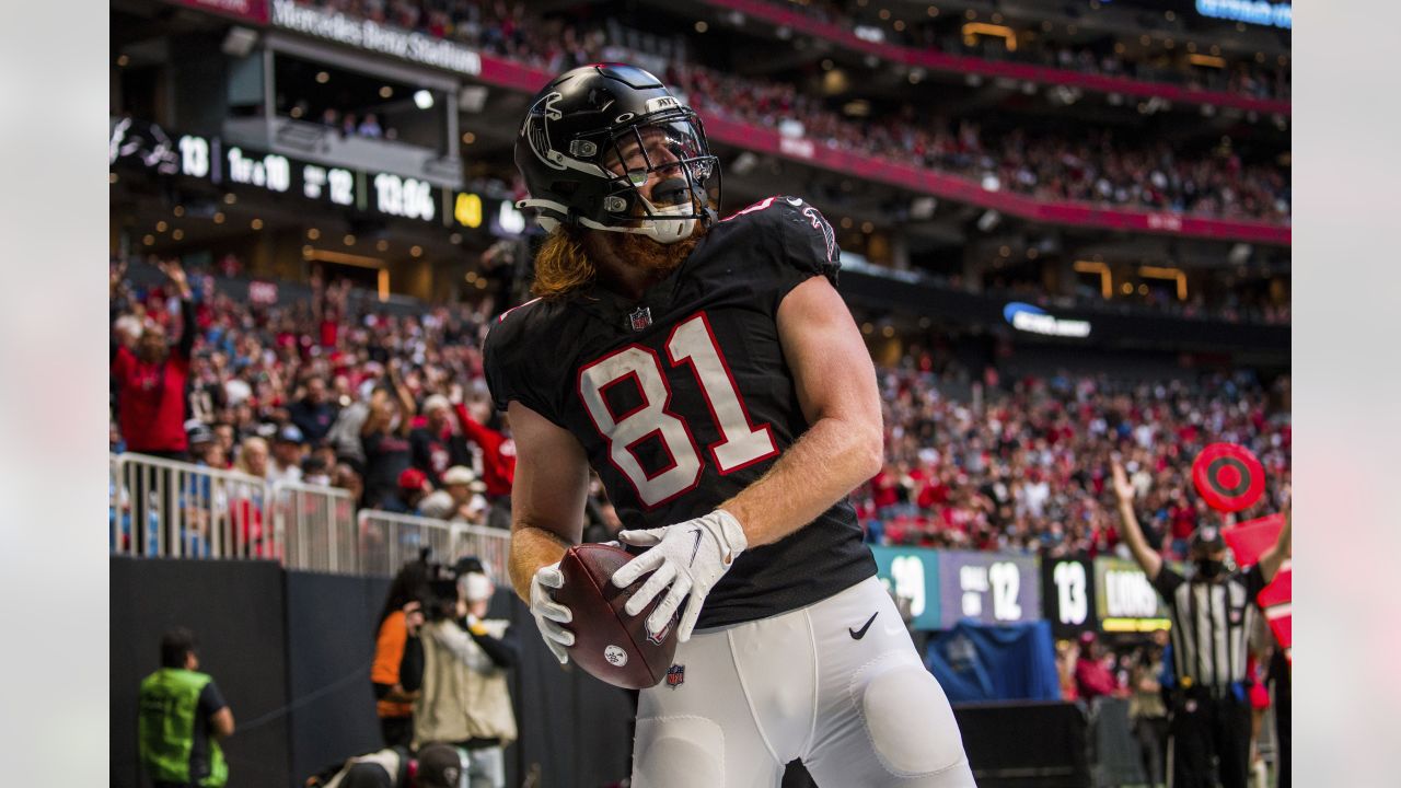 Atlanta Falcons tight end Hayden Hurst (81) warms up before an NFL