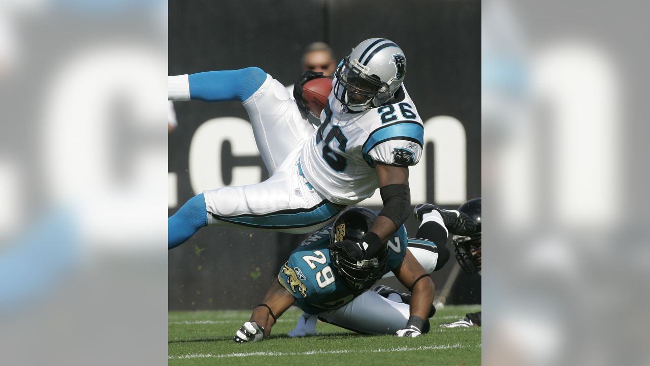 Photo: CAROLINA PANTHERS RUNNING BACK DESHAUN FOSTER BREAKS AWAY AGAINST  TAMPA BAY BUCCANEERS - CLP2003110903 