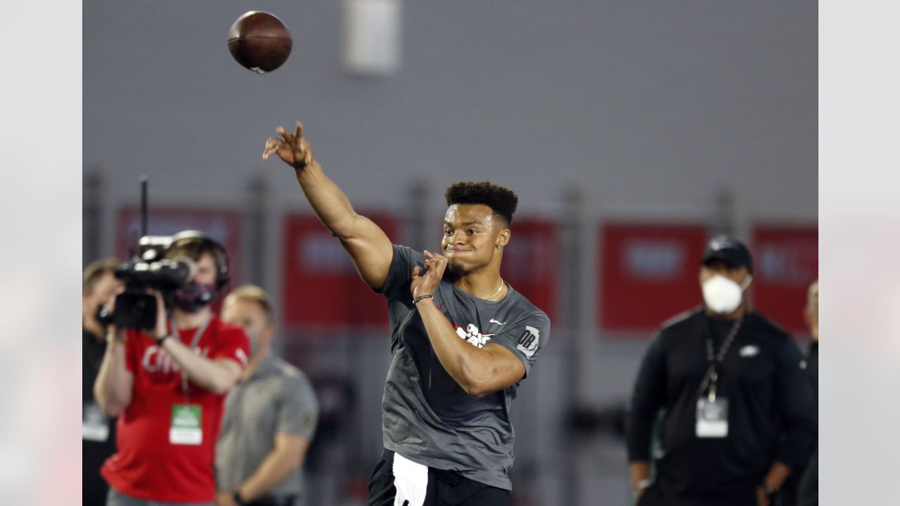 Justin Fields has crazy, spectacular run vs. Eagles in Week 15 [VIDEO] -  DraftKings Network