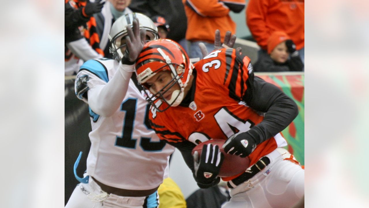 Cincinnati Bengals safety Madieu Williams (40) intercepts Chicago