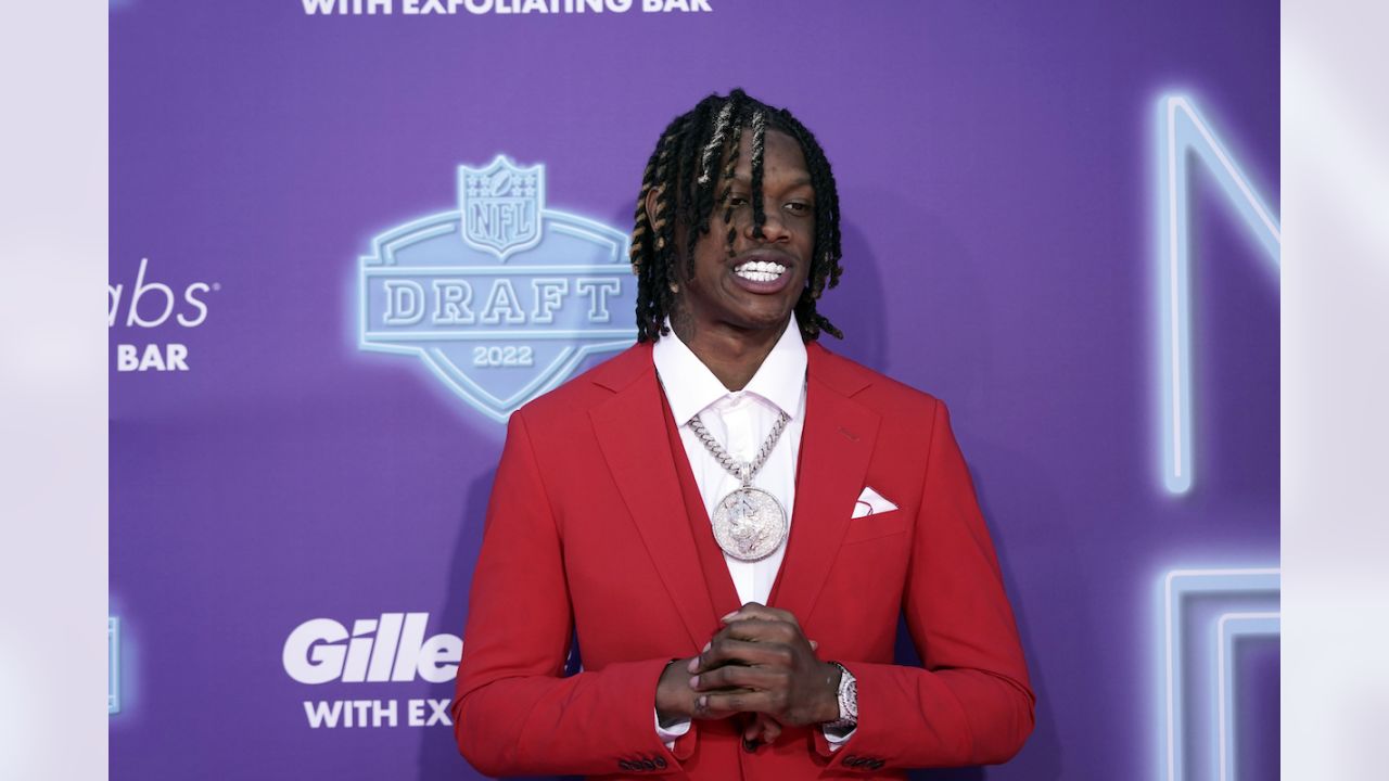 NFL Draft 2022 Red Carpet Outfits & Arrivals, Photos – Footwear News