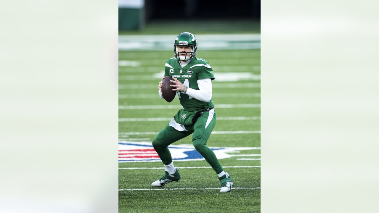 New York Jets quarterback Sam Darnold (14) looks to make a pass during an  NFL football game against the Buffalo Bills, Sunday, Sept. 8, 2019, in East  Rutherford, N.J. The Buffalo Bills