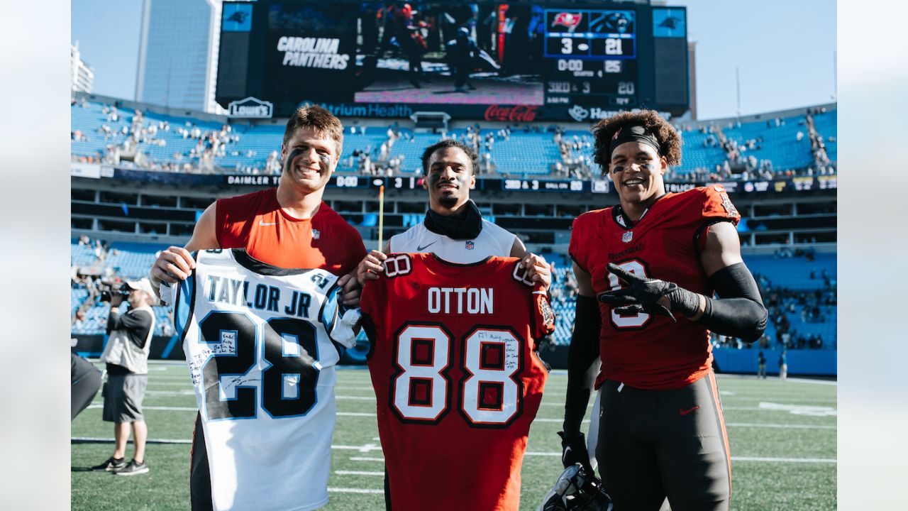 Charlotte, United States. 24th Dec, 2022. Charlotte, NC USA; Carolina  Panthers players celebrate the touchdown run by Carolina Panthers running  back D'Onta Foreman (33) during an NFL game at Bank of America