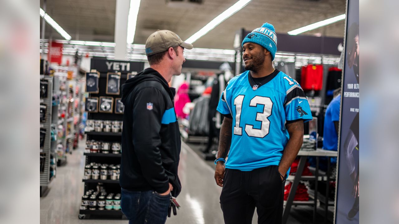 Jarius Wright takes soldier shopping